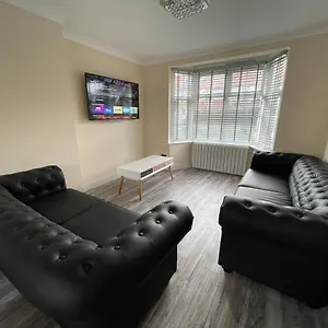 Modern 4-bedroom Entire House With Garden Uxbridge